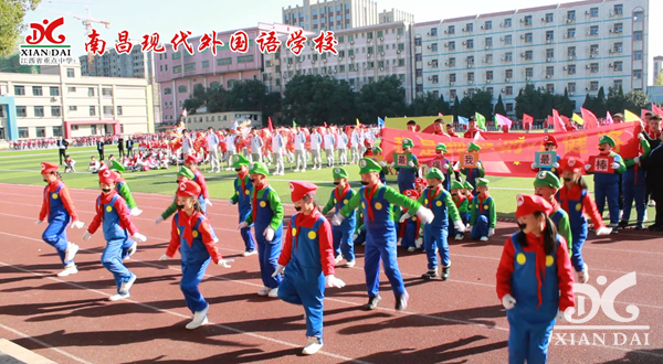 开幕式上，动感与青春碰撞，各班精心准备的才艺表演，展示了青春的风采