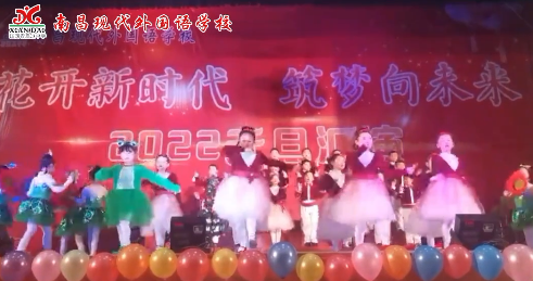 beat365中国唯一官网小学部元旦文艺汇演之《walking in the jungle》